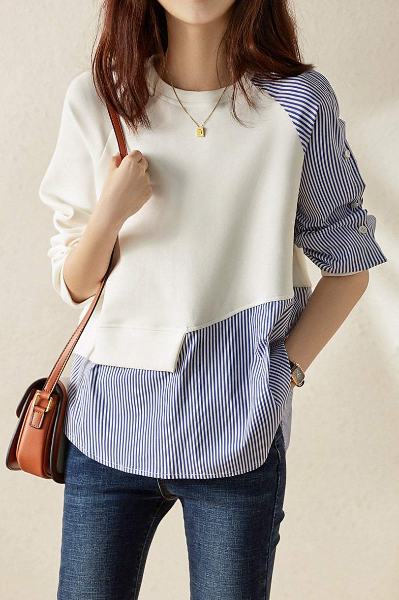 Ta wygodna, asymetryczna koszula w paski ma imitację dwuczęściowej konstrukcji.