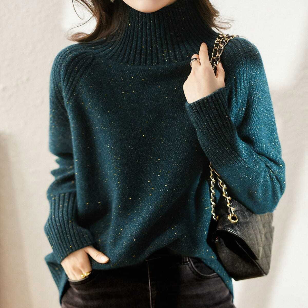 Nowy sweter na jesień/zimę w kolorze pawiej zieleni, z wysokim kołnierzem, zdobiony złotą nicią, uniwersalny i elegancki.