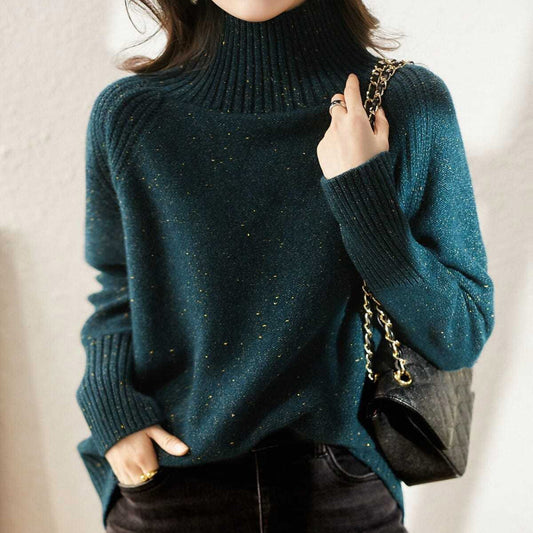 Nowy sweter na jesień/zimę w kolorze pawiej zieleni, z wysokim kołnierzem, zdobiony złotą nicią, uniwersalny i elegancki.