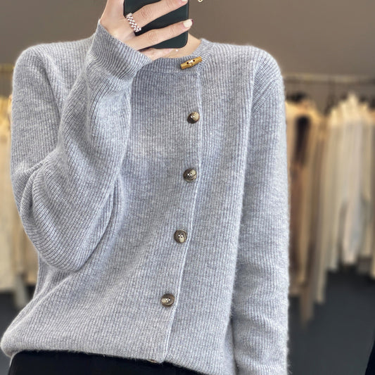 Elegancki i wygodny sweter z okrągłym dekoltem i nieregularnymi guzikami