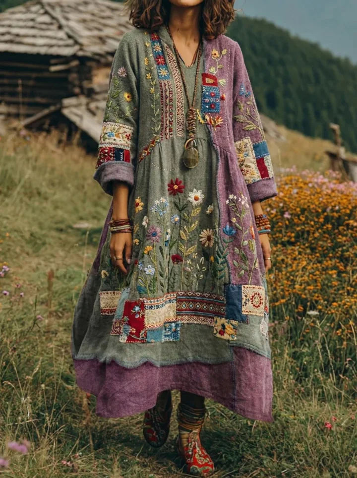 Ta luźna, wygodna, wielokolorowa sukienka w bloki kolorystyczne jest elegancka i swobodna, ozdobiona kwiatowym nadrukiem i wyposażona w dekolt w serek.