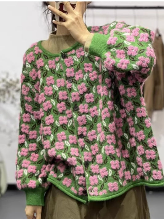 Elegancki luźny zielony sweter z różowym kwiatowym wzorem