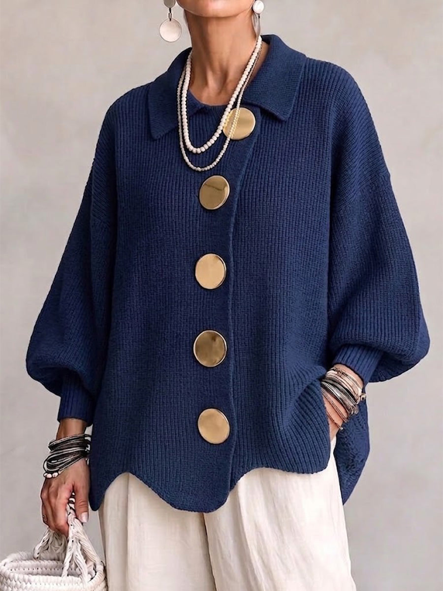 Ten sweter w stylu retro zdobią duże metalowe guziki, które nadają mu swobodny i luźny styl.