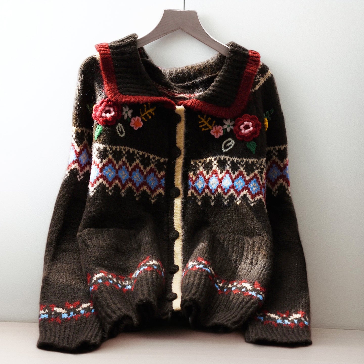 Elegancki i wygodny sweter z trójwymiarowymi kwiatowymi klapami, luźna wersja na jesień i zimę