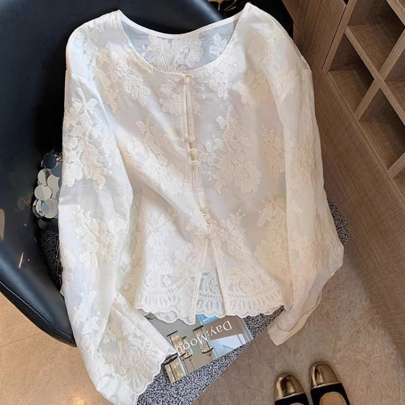 Biała koronkowa bluzka damska w stylu francuskim z kwiatowym wzorem emanuje elegancją.