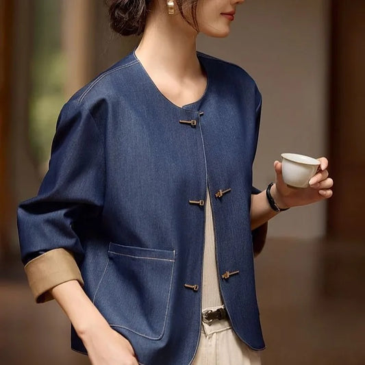 Elegancka i wygodna koszula z imitacji jeansu z brązowymi mankietami