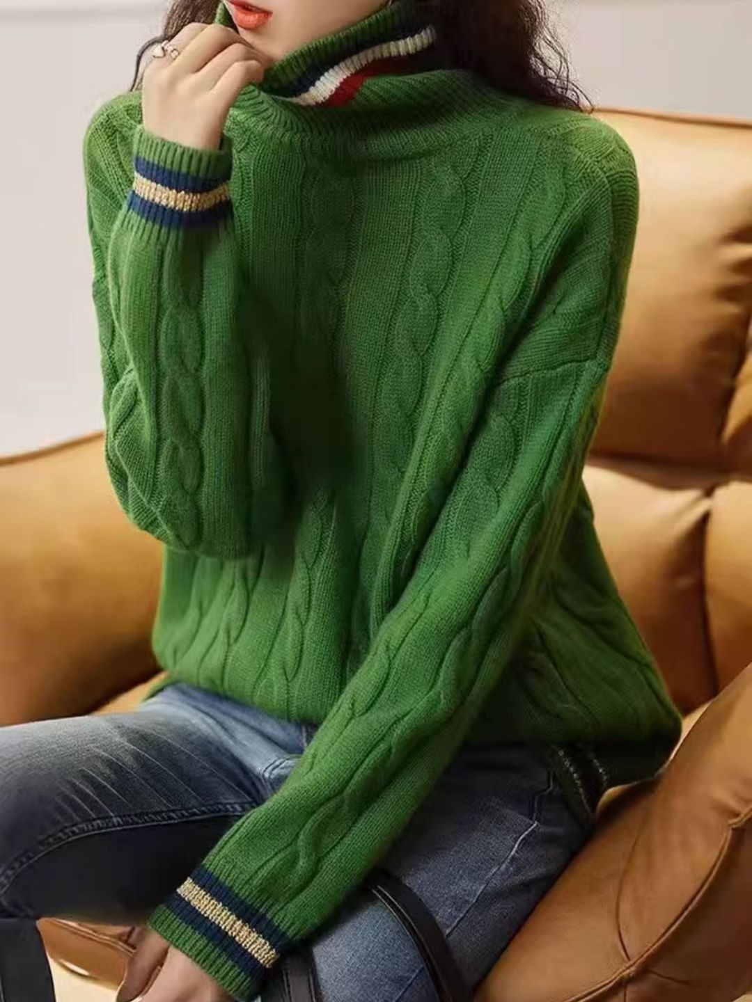Elegancki i wygodny golf w jednolitym kolorze z poziomymi paskami przy dekolcie i mankietach.