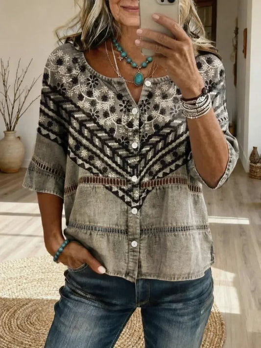 Elegancka i uniwersalna, wielokolorowa, letnia koszula damska, ozdobiona geometrycznymi kwiatowymi nadrukami i z dekoltem w serek.