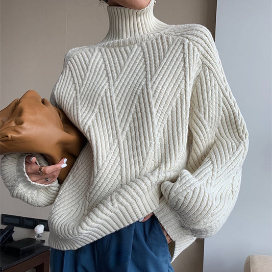Elegancki i luźny sweter z grubym golfem w skośnym wzorze