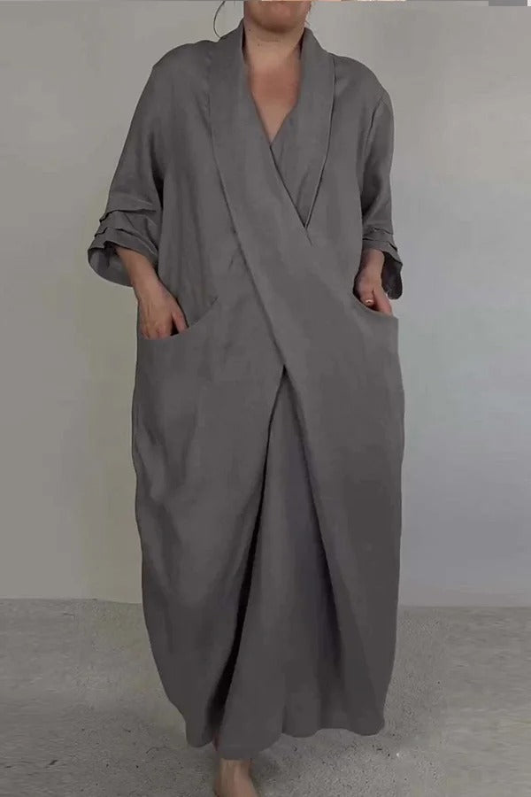 Luźna, elegancka i wygodna sukienka maxi w jednolitym kolorze, z rozcięciem w serek i kieszeniami.