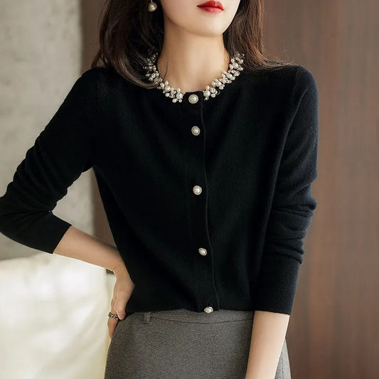 Elegancki i wygodny damski kardigan, zdobiony perłami, o luksusowym, dopasowanym kroju.