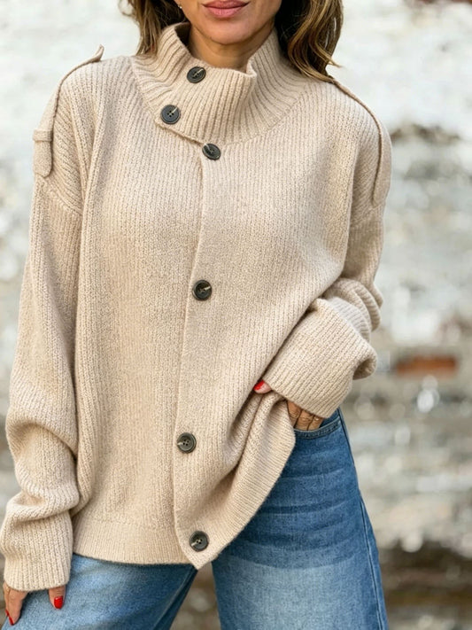 Ten nowy sweter z golfem, zapinany na guziki, w jednolitym kolorze, jest elegancki, swobodny i stylowy.