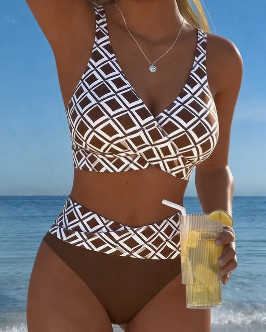 Dopasowany i seksowny komplet bikini z geometrycznymi wzorami w kratkę zarówno na stroju kąpielowym, jak i na kąpielówkach.