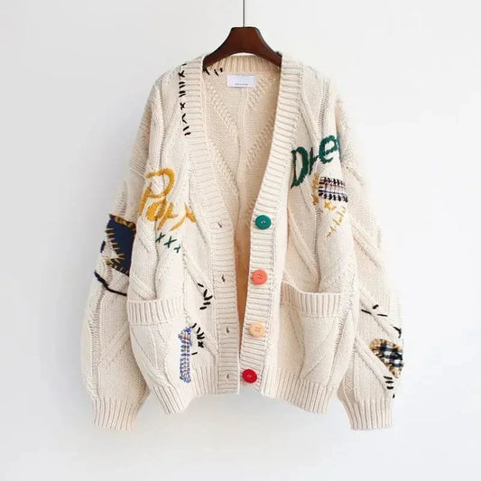 Elegancki i wygodny damski dzianinowy kardigan z monogramem, charakteryzujący się pięknie tkanym wzorem, dostępny w trzech kolorach