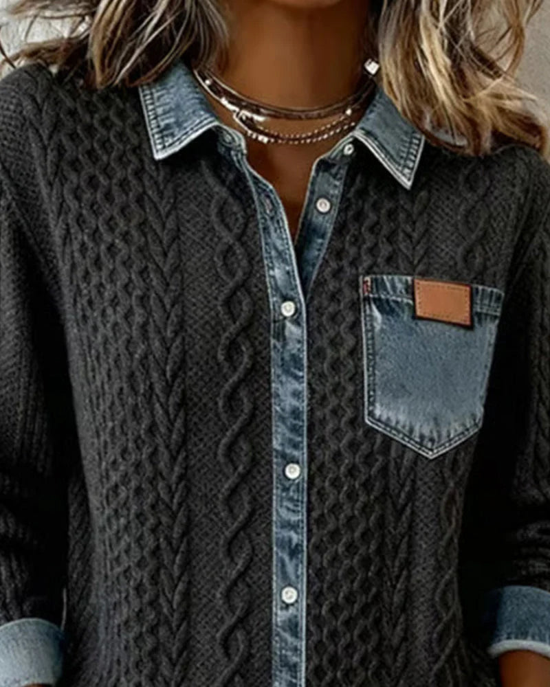 Elegancki i wygodny damski kardigan wykonany z patchworkowej dzianiny denim, ozdobiony tkanym, skręconym wzorem kwiatowym i zapinany na guziki.
