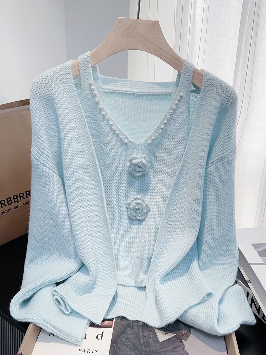 Elegancki, jednokolorowy komplet z dzianiny zawiera kamizelkę zdobioną perłami, która emanuje wyrafinowanym i delikatnym stylem.
