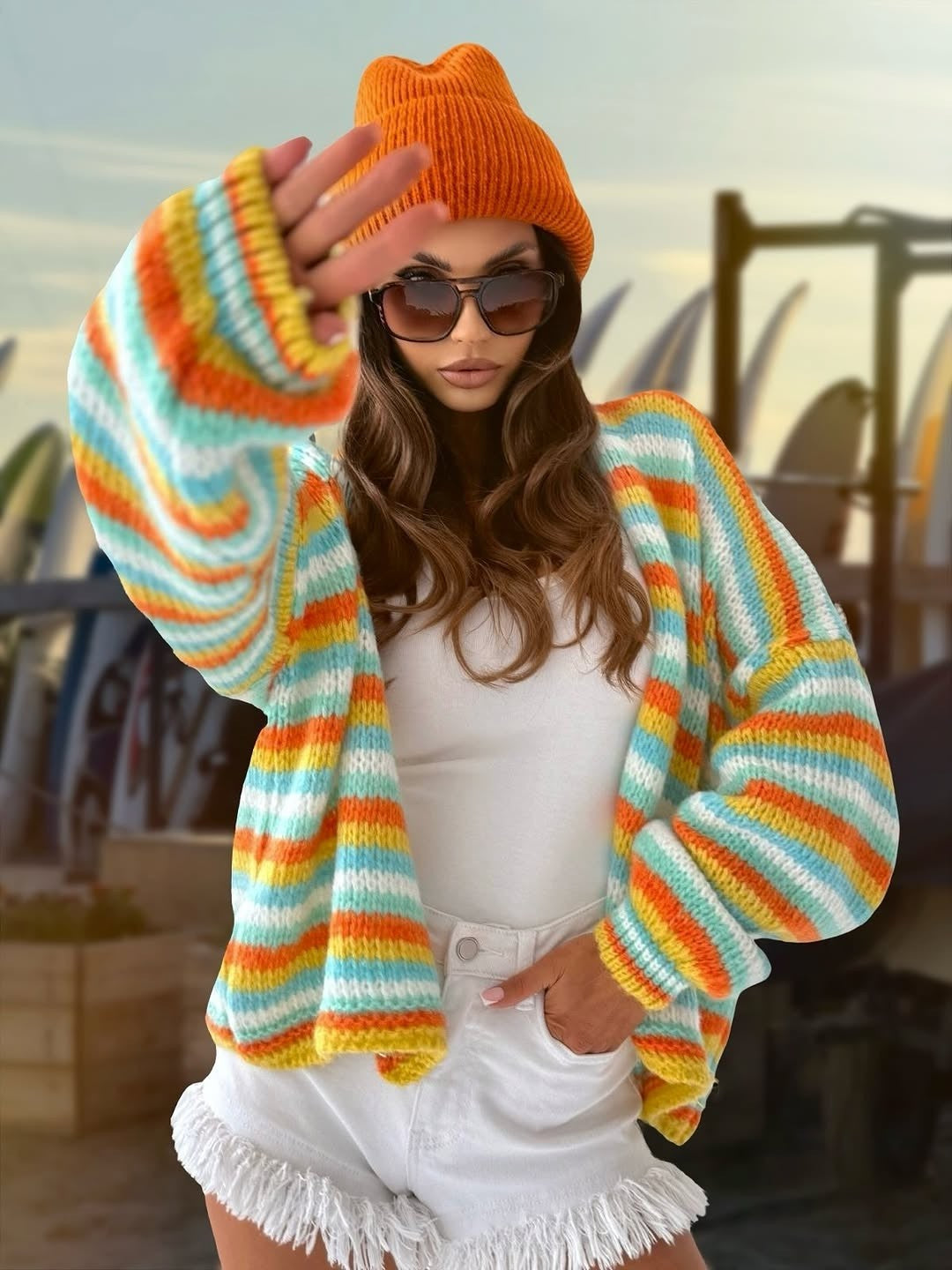 Ten sweter w stylu retro wyróżnia się kolorowym, pasiastym wzorem, który nadaje mu swobodny i swobodny charakter.