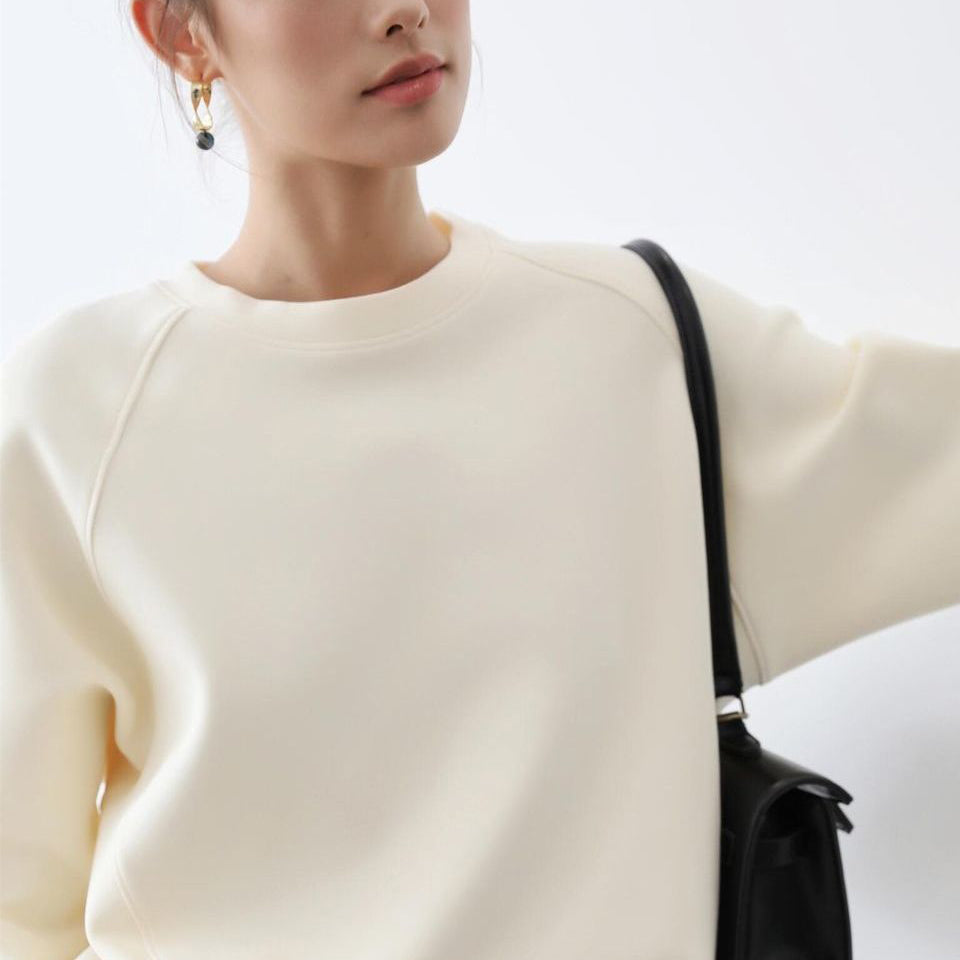 Klasyczna i wygodna bluza w jednolitym kolorze, swobodna i uniwersalna.