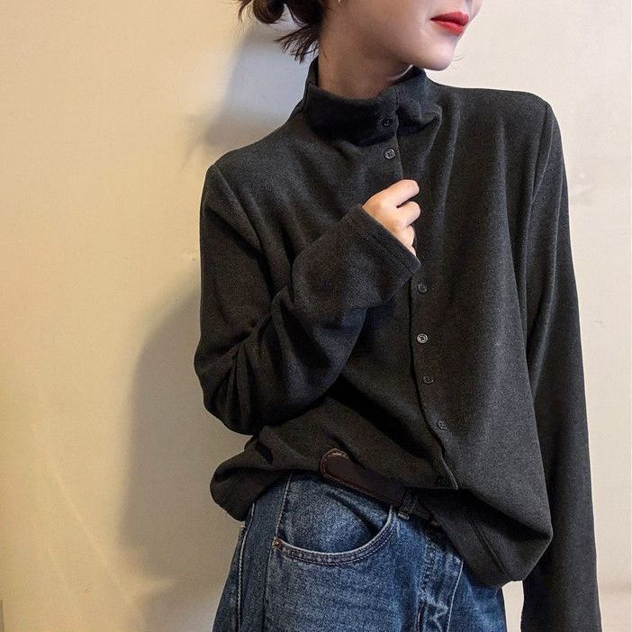 Elegancki i wygodny, monochromatyczny wełniany top z wysokim kołnierzem i ozdobnymi guzikami.