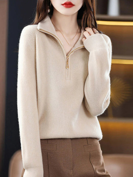 Klasyczny i wygodny, monochromatyczny damski kardigan dzianinowy z dekoltem zapinanym na zamek.