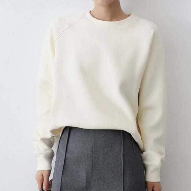 Klasyczna i wygodna bluza w jednolitym kolorze, swobodna i uniwersalna.