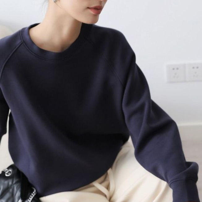 Klasyczna i wygodna bluza w jednolitym kolorze, swobodna i uniwersalna.