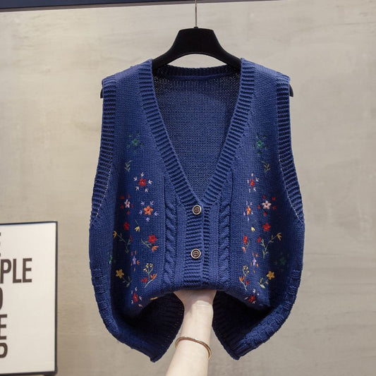 Elegancki i uniwersalny sweterek bez rękawów ozdobiony delikatnym kwiatowym haftem.