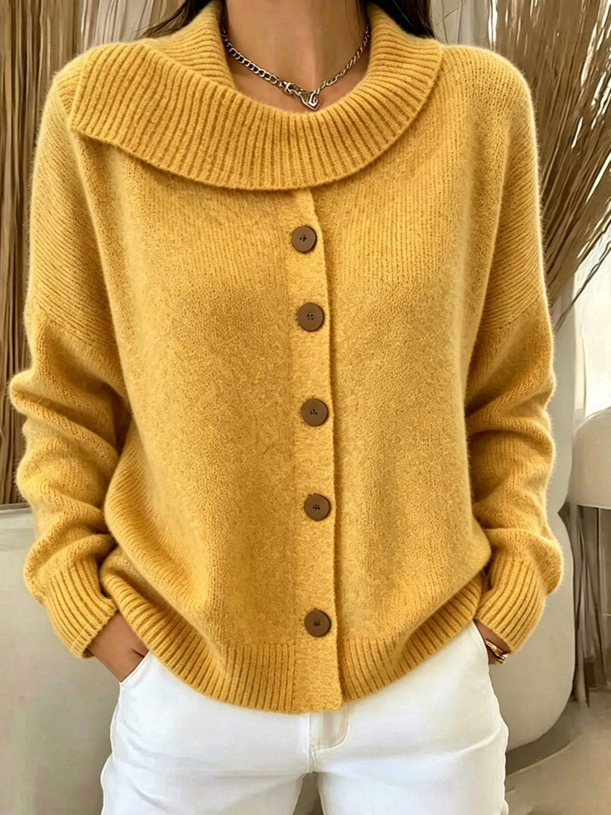 Ten elegancki i wygodny sweter w jednolitym kolorze wyróżnia się nieregularnym wzorem klap, co nadaje mu stylowy wygląd.