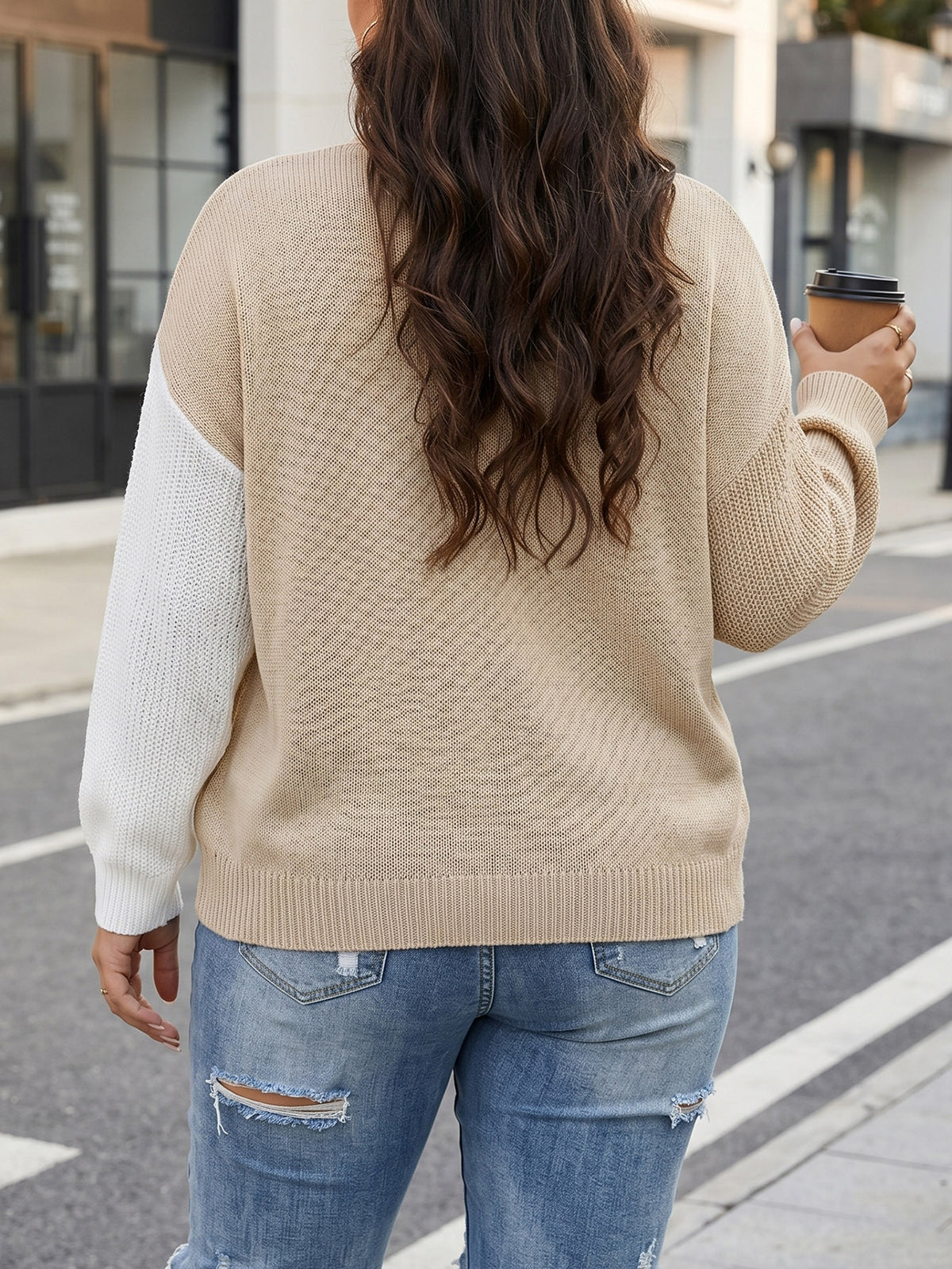 Ten elegancki sweter w blokach kolorów białego i khaki jest luźny i wygodny.
