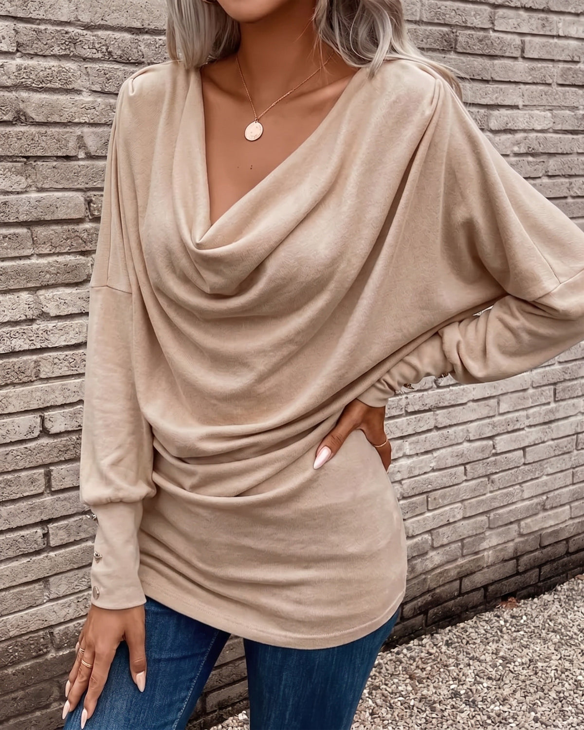Ten stylowy i uniwersalny top w jednolitym kolorze ma plisowany design, który jest zarówno wyszczuplający, jak i elegancki.