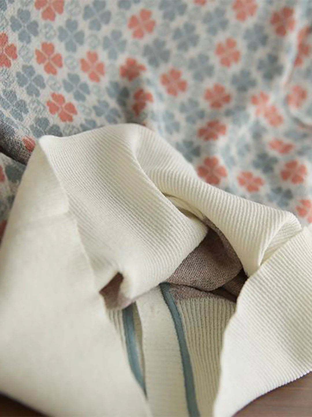 Wygodny sweter z krótkim rękawem, wykonany z dzianiny, z ładnym kwiatowym wzorem