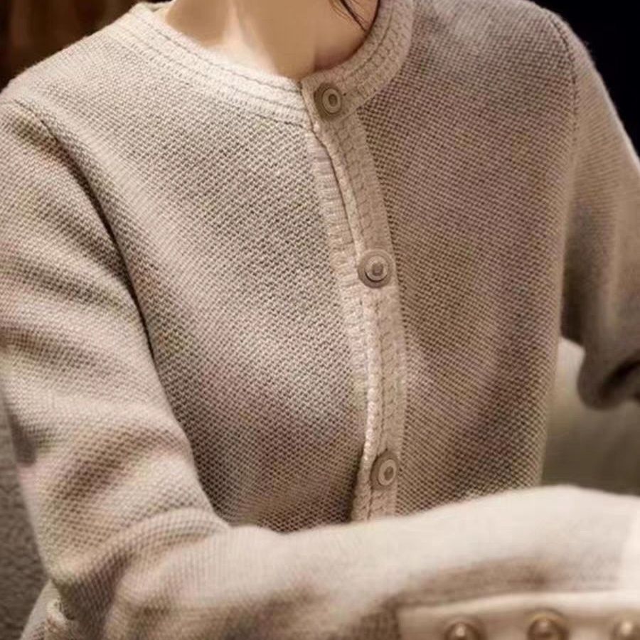 Elegancki, jednolity kolor kardiganu ozdobiony kieszeniami sprawia, że jest wygodny i swobodny.