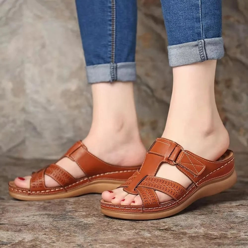 Te lekkie, antypoślizgowe sandały na koturnie w stylu retro idealnie sprawdzą się latem i w porze deszczowej.