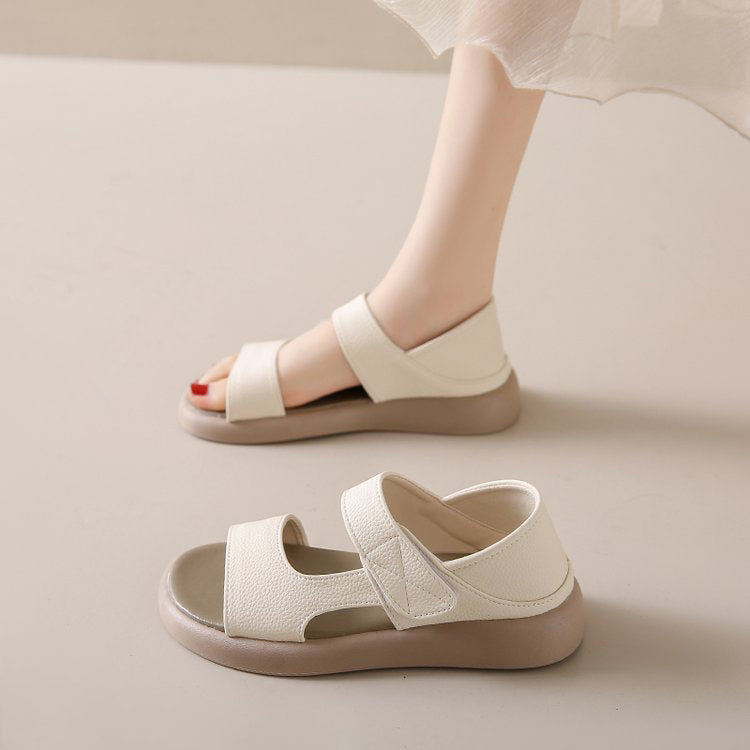 Te minimalistyczne sandały na koturnie w stylu retro mają antypoślizgową gumową podeszwę, dzięki czemu idealnie nadają się na lato i deszczową porę roku.