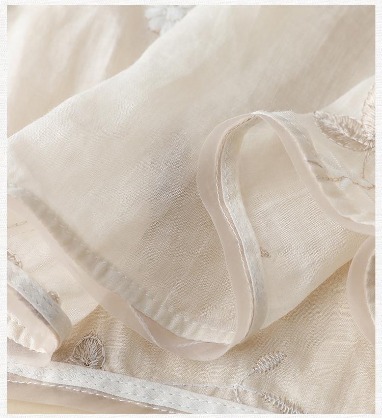 Elegancka koszula w stylu vintage z okrągłym dekoltem i haftowanymi kwiatami