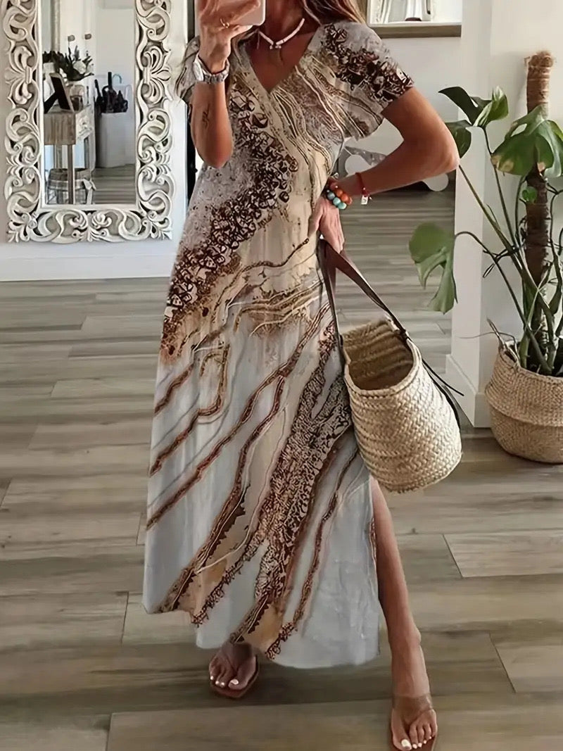 Elegancka i żywa, kolorowa sukienka z dekoltem w serek, wielobarwnym wzorem i rozcięciami po bokach