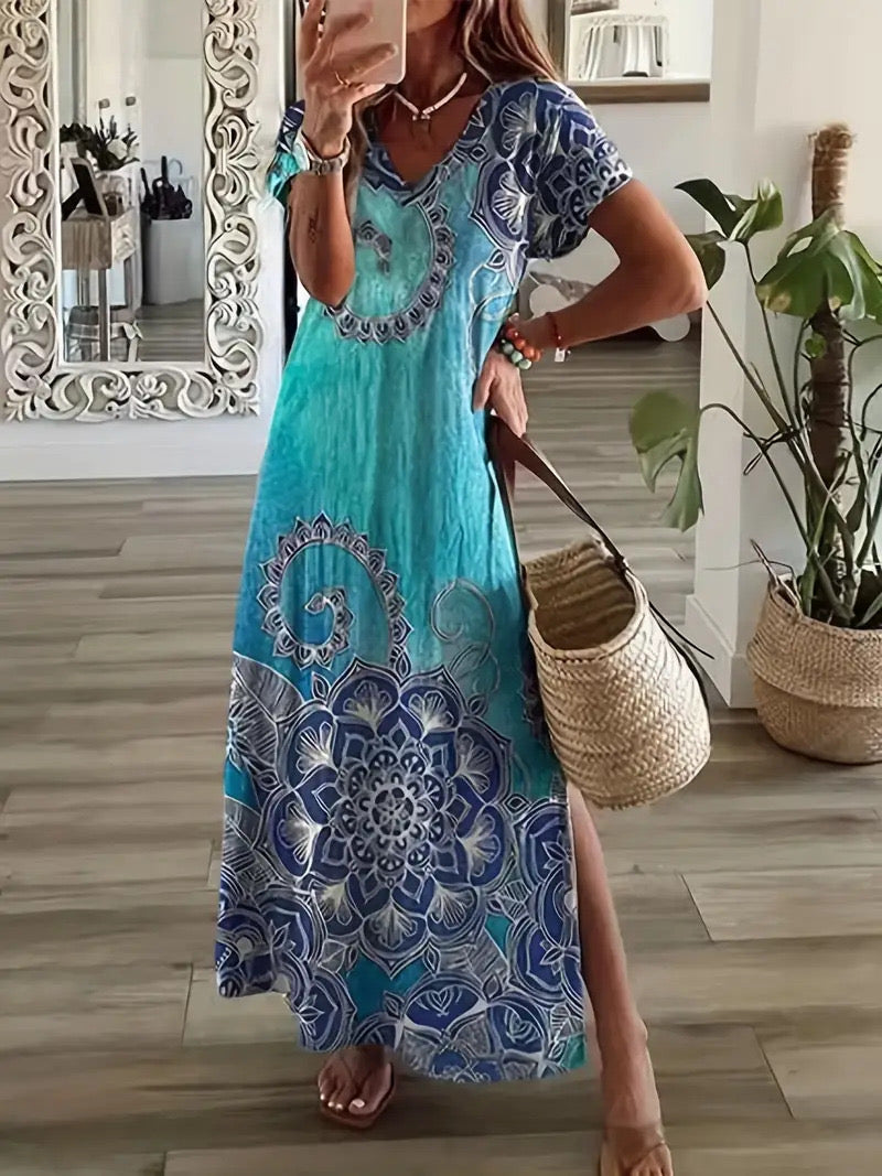 Elegancka i żywa, kolorowa sukienka z dekoltem w serek, wielobarwnym wzorem i rozcięciami po bokach
