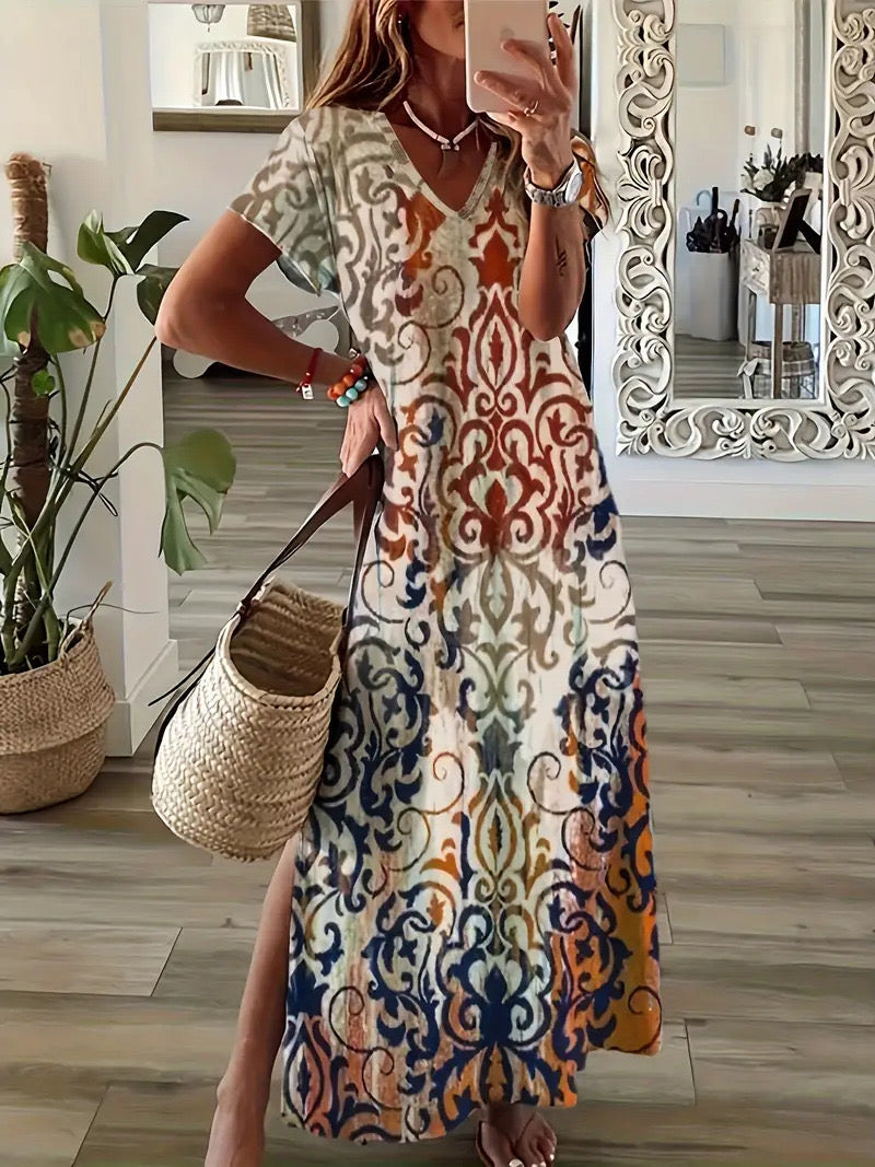 Elegancka i żywa, kolorowa sukienka z dekoltem w serek, wielobarwnym wzorem i rozcięciami po bokach