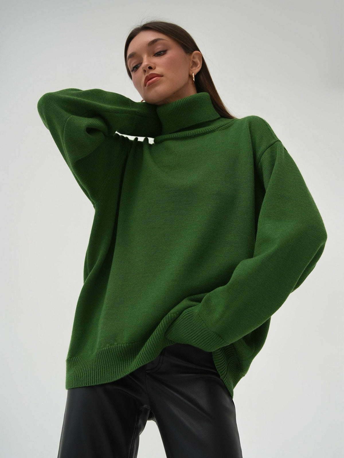 Elegancki i wygodny sweter z wysokim kołnierzem, dostępny w różnych kolorach