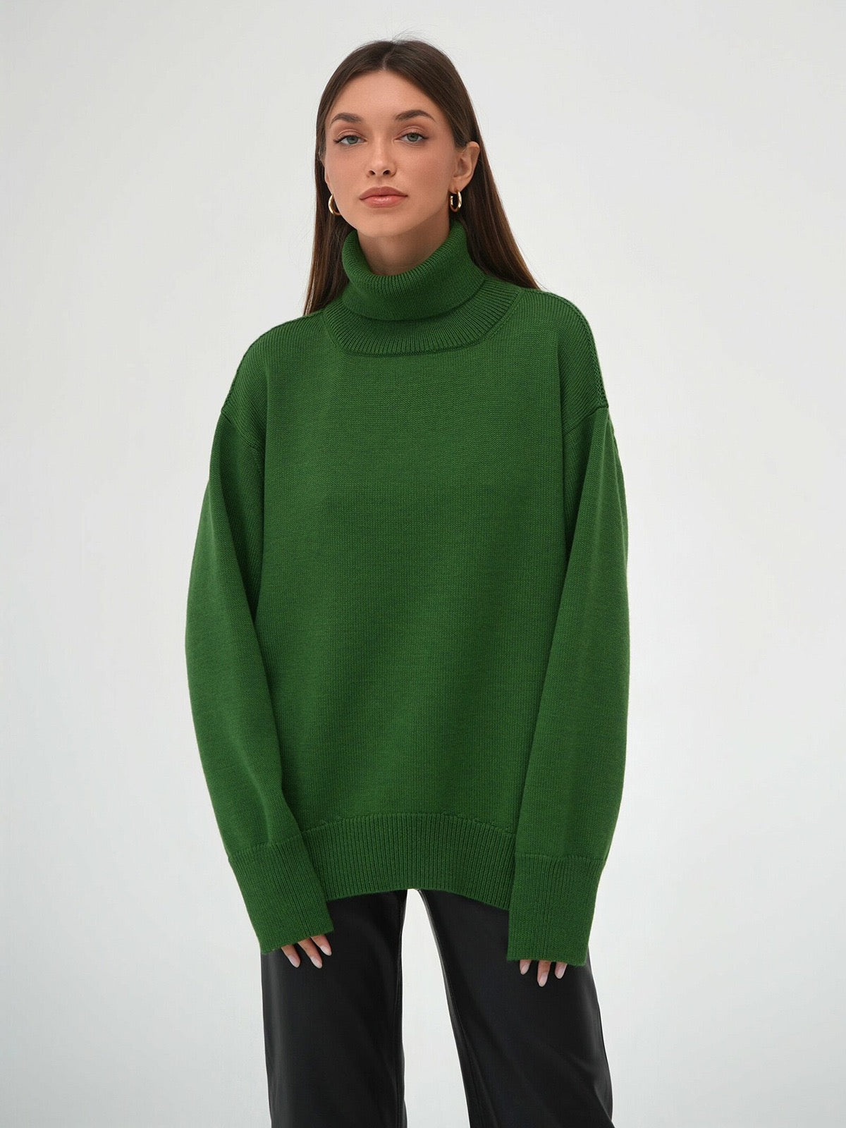 Elegancki i wygodny sweter z wysokim kołnierzem, dostępny w różnych kolorach