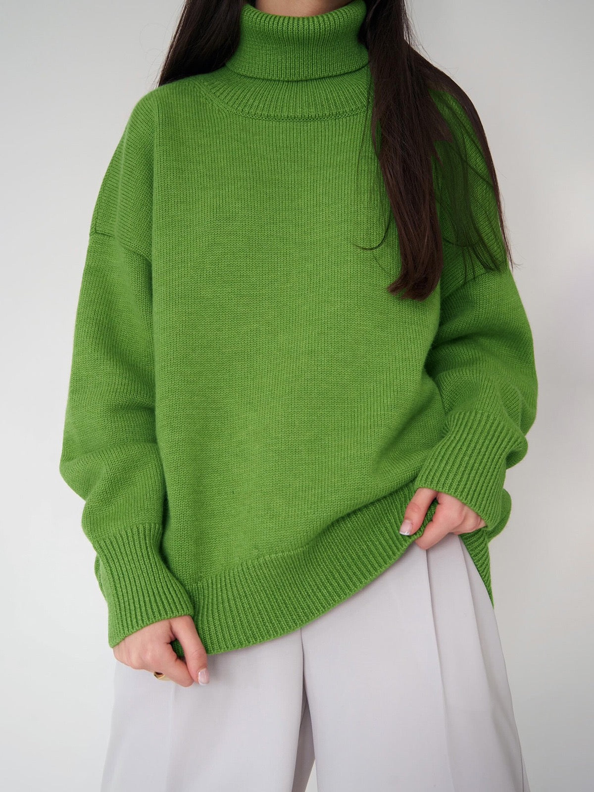 Elegancki i wygodny sweter z wysokim kołnierzem, dostępny w różnych kolorach