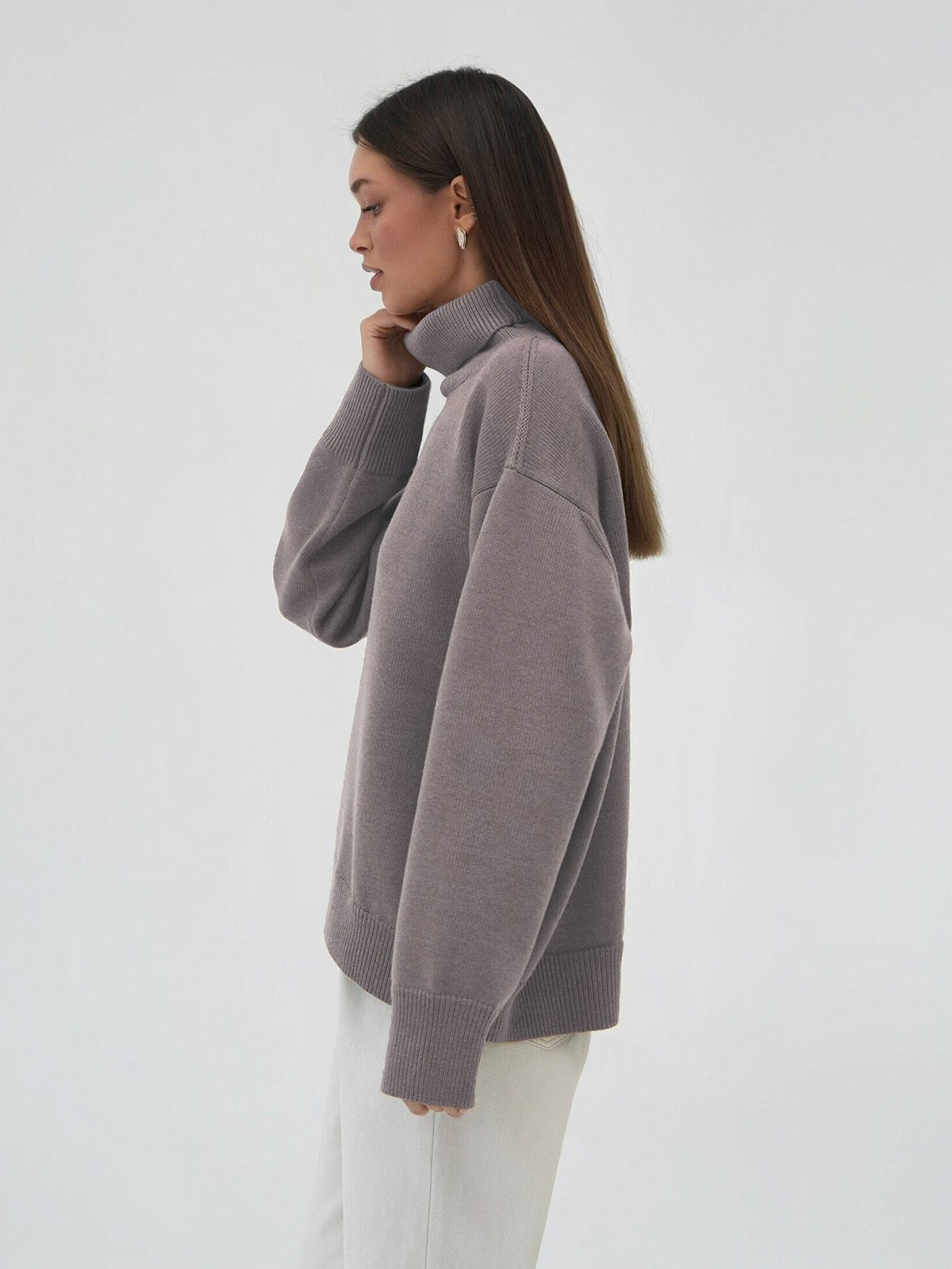 Elegancki i wygodny sweter z wysokim kołnierzem, dostępny w różnych kolorach