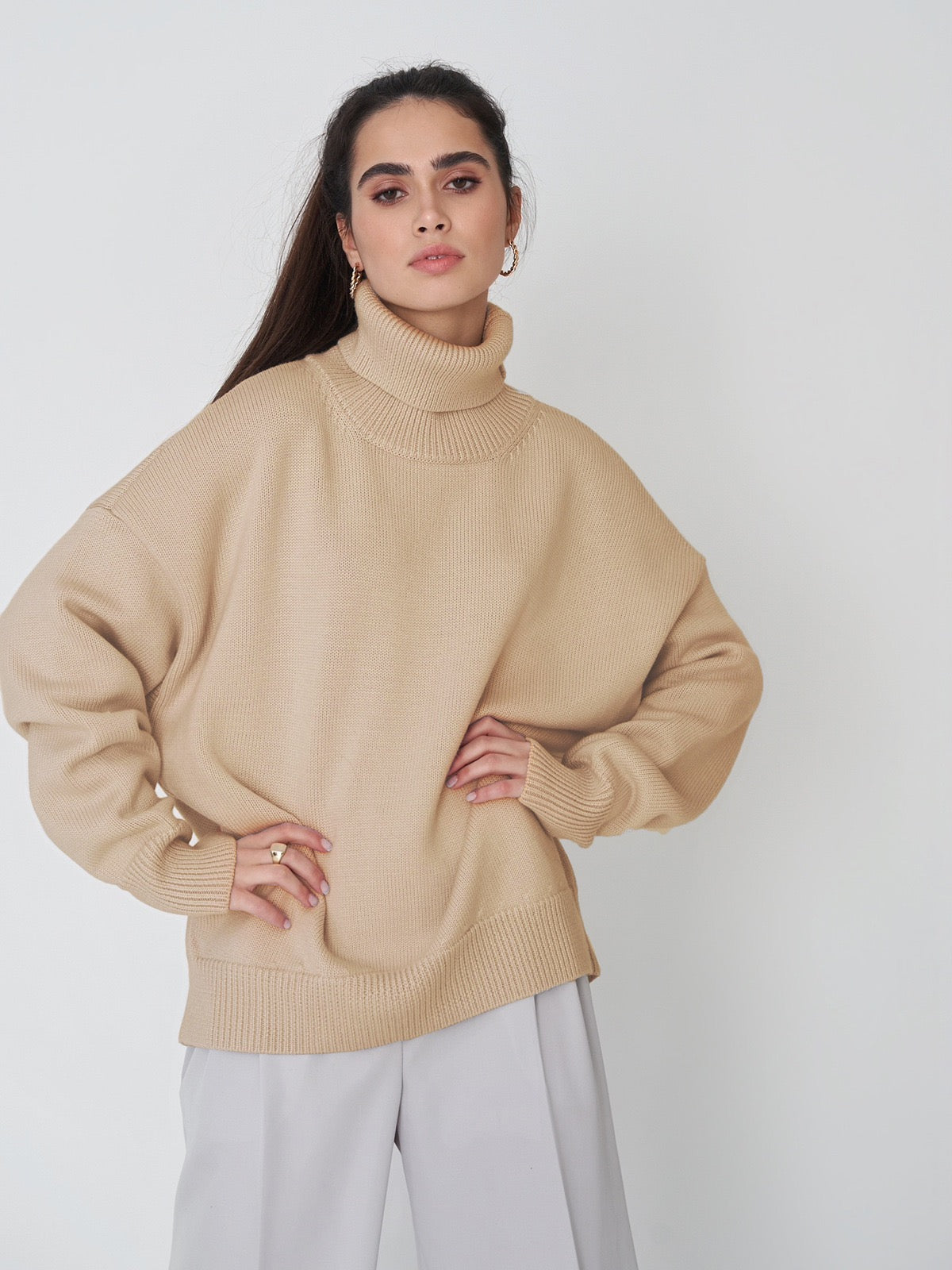 Elegancki i wygodny sweter z wysokim kołnierzem, dostępny w różnych kolorach
