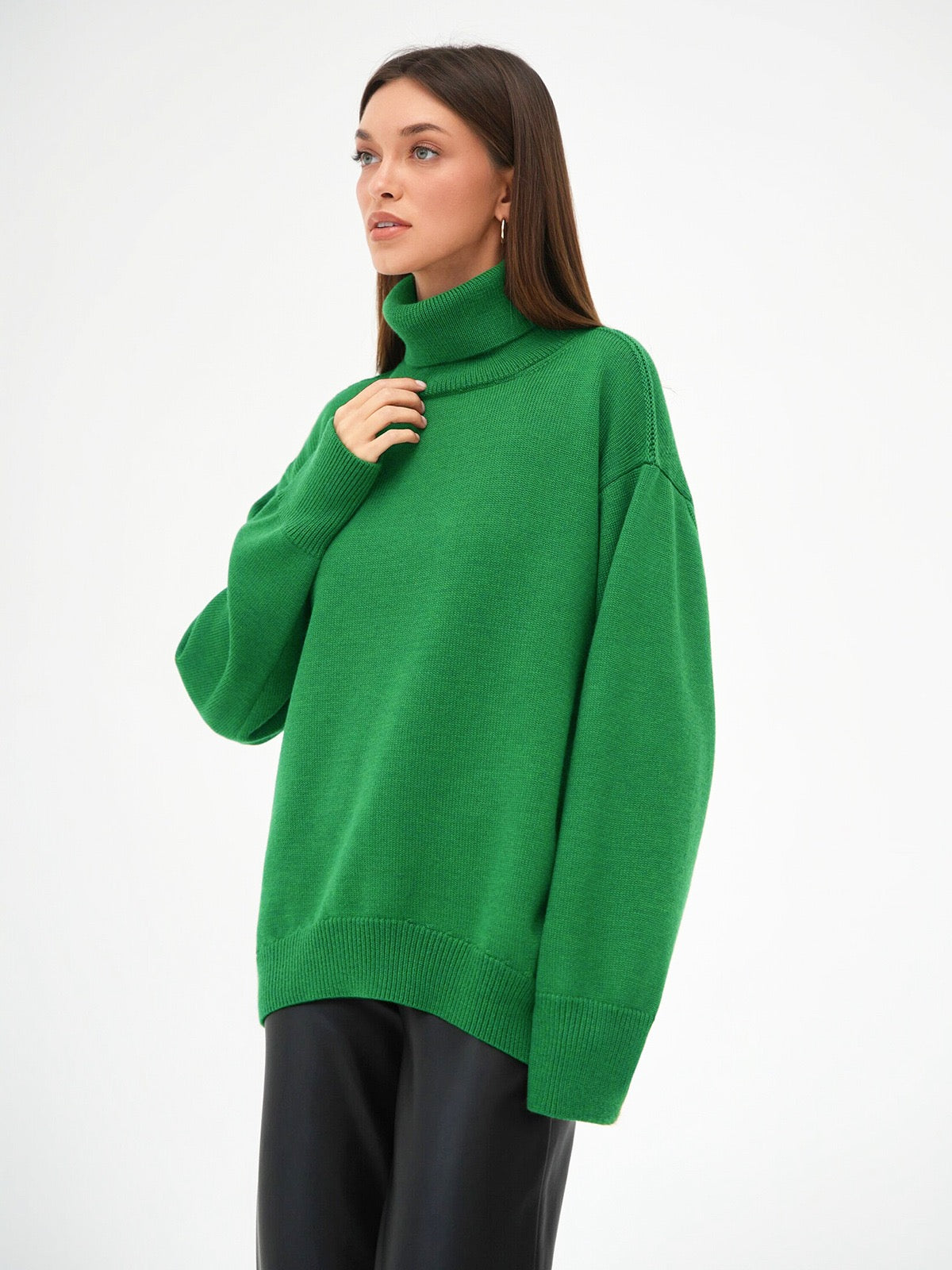 Elegancki i wygodny sweter z wysokim kołnierzem, dostępny w różnych kolorach