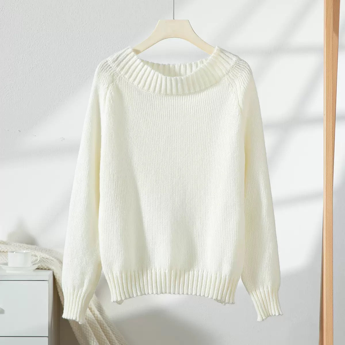 Elegancki i wygodny sweter z okrągłym dekoltem, który można nosić na wiele sposobów
