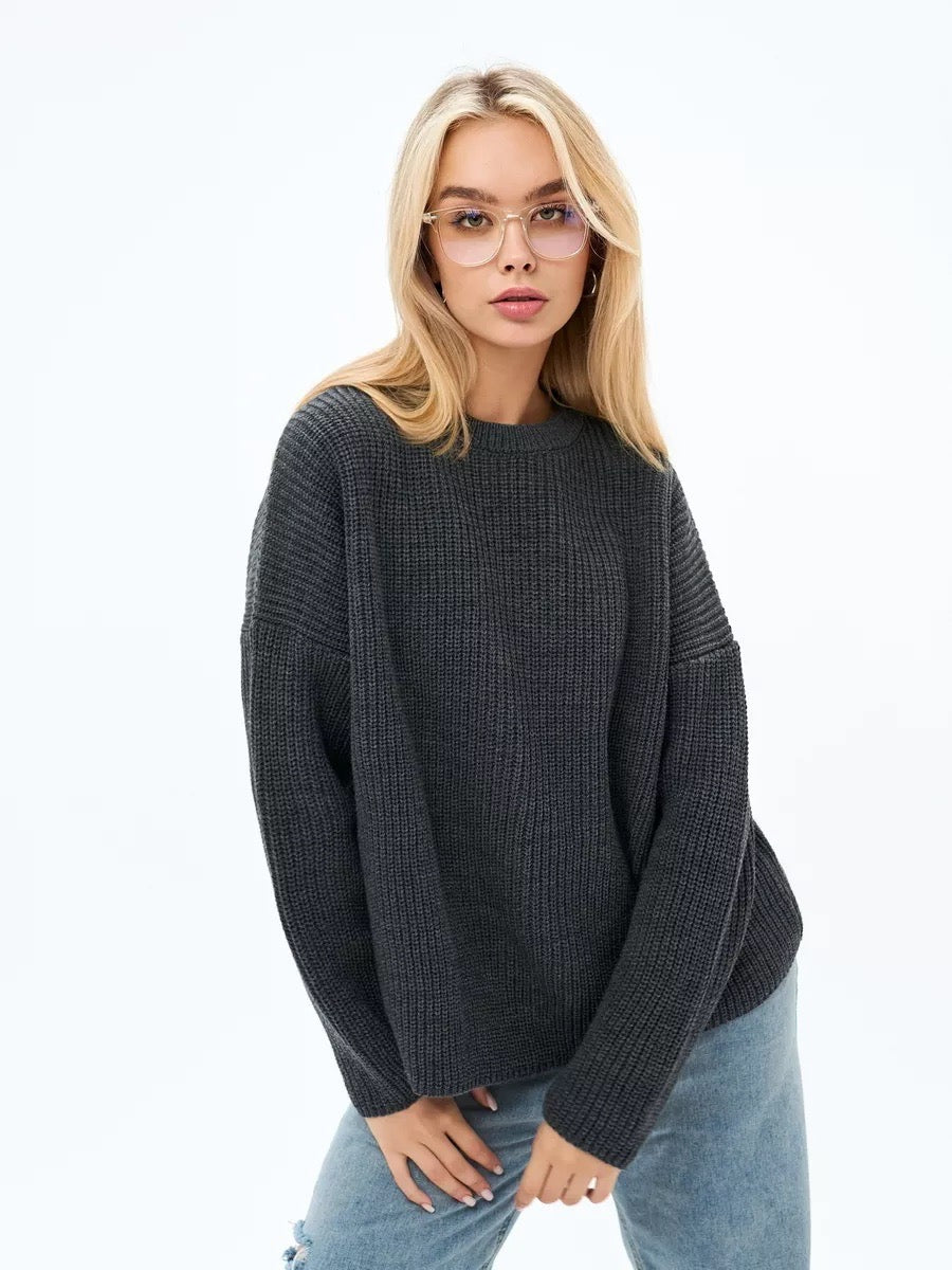 Elegancki i wygodny sweter z okrągłym dekoltem w jednolitym kolorze, miękki w dotyku