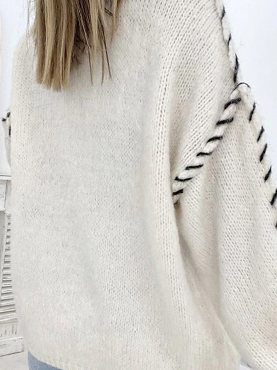 Elegancki i wygodny sweter w jednolitym kolorze z okrągłym dekoltem i teksturowanymi, tkanymi rękawami