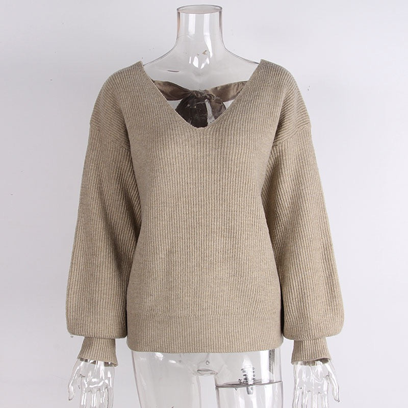 Elegancki i wygodny sweter w jednolitym kolorze z dekoltem w serek i dużą kokardą z tyłu