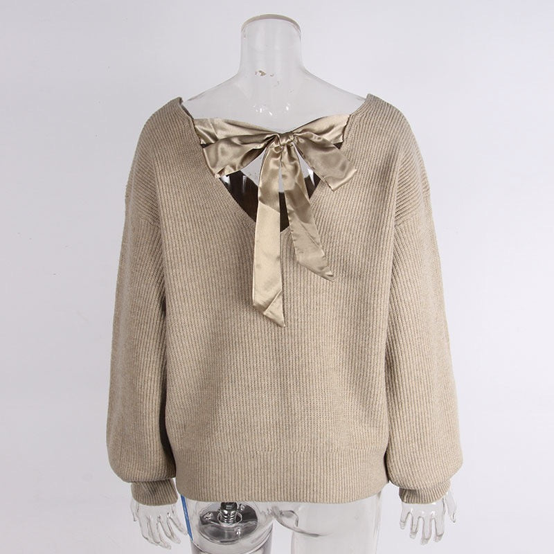 Elegancki i wygodny sweter w jednolitym kolorze z dekoltem w serek i dużą kokardą z tyłu