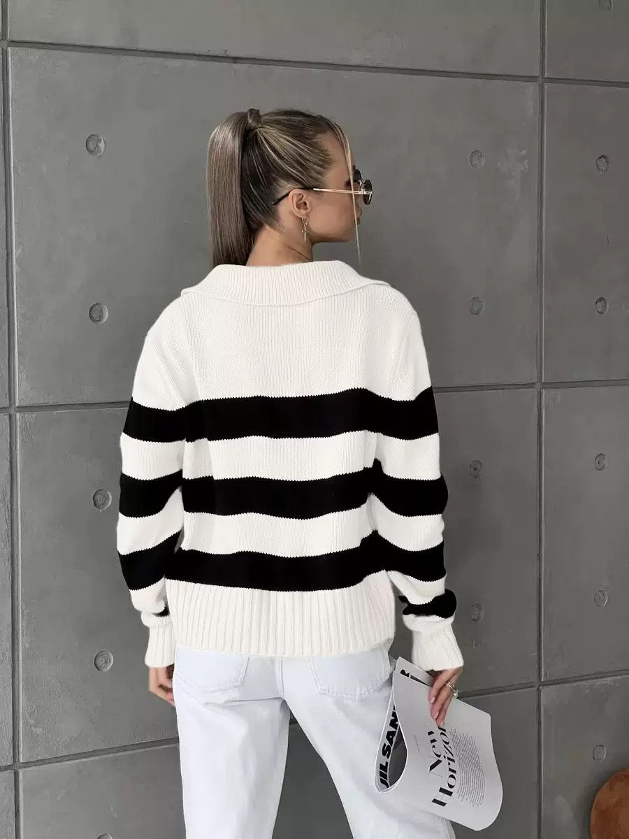 Elegancki i wygodny czarny sweter w poziome paski z dużymi klapami
